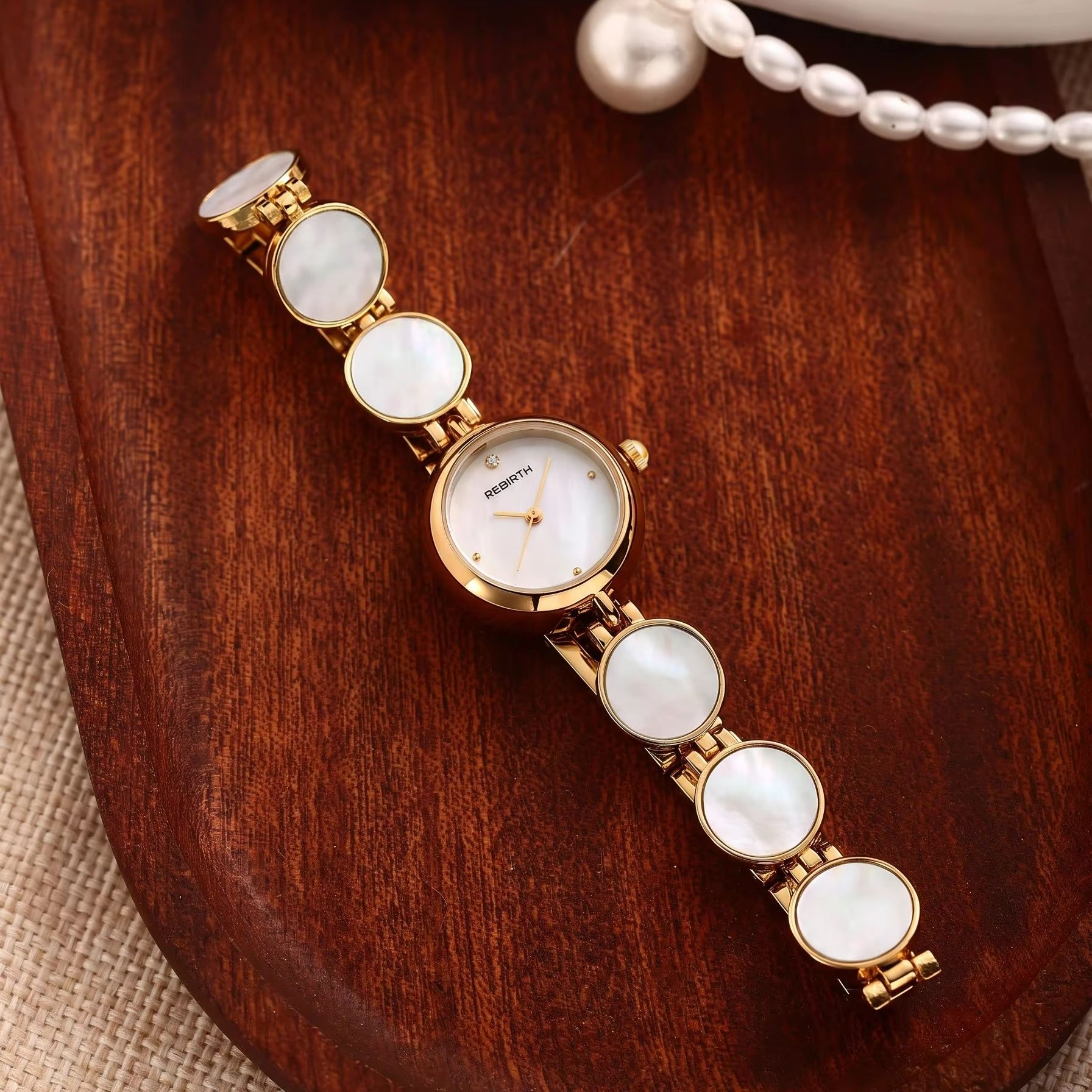 Jewelry Like Watches - Hafif Lüks Dört Yapraklı Yonca Tasarımlı,